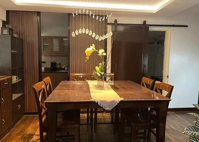 Spacious 3br With Huge Tv Near Bgc Makati Airport Apartment