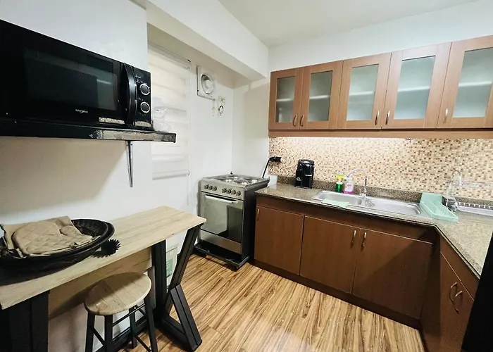 Spacious 3br With Huge Tv Near Bgc Makati Airport Apartment *