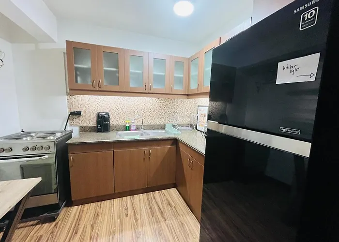 Spacious 3br With Huge Tv Near Bgc Makati Airport Apartment
